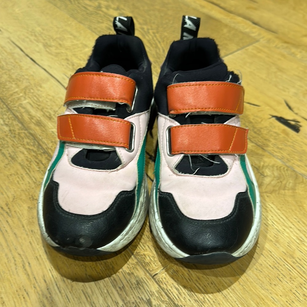 Super fun & comfortable Stella McCartney sneakers. 💗♥️🤍